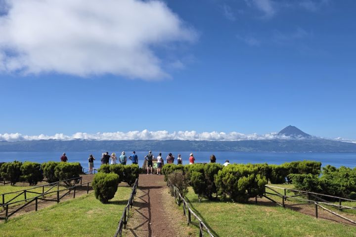 Výhled z ostrova São Jorge na Pico