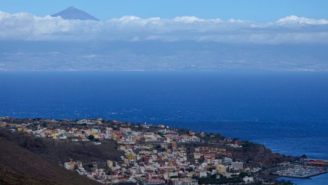Hlavní město La Gomery, v pozadí Tenerife