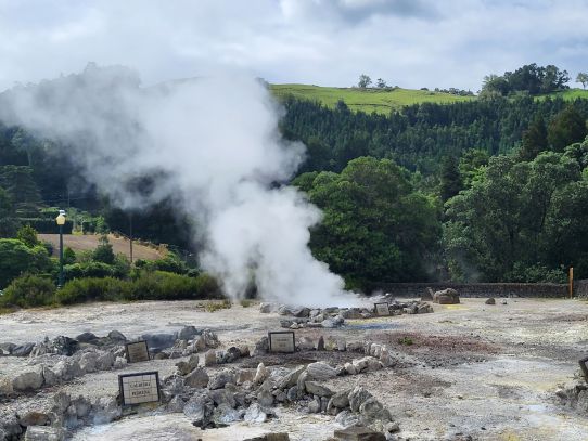 Fumaroly v městečku Furnas, São Miguel