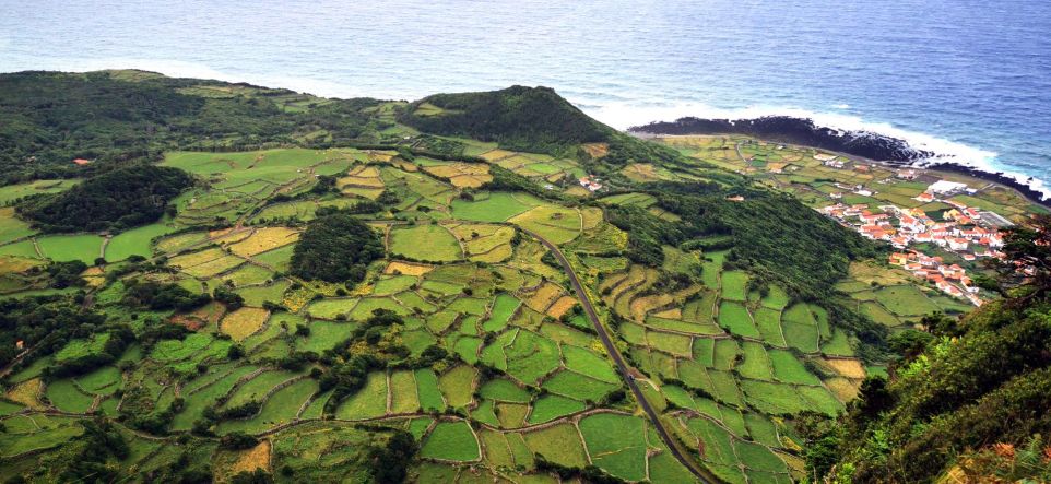 Pohled na ostrov Flores na Azorech