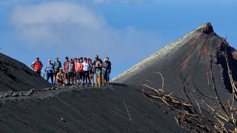 U sopky Tajogaite se skupinou turistů. La Palma