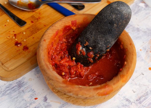 Výroba omáčky mojo rojo