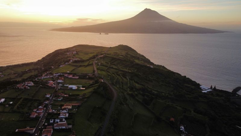 Pohled na Pico z ostrova Faial