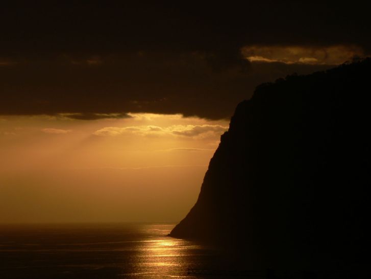 Západ slunce u útesu Cabo Girão na Madeiře