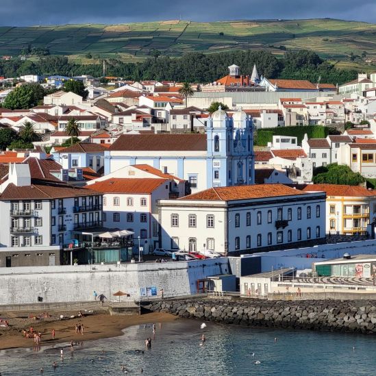 Pláž v městě Angra do Heroismo, Azorské ostrovy