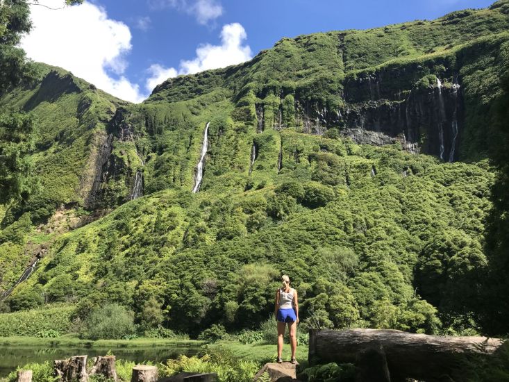Turistka pod vodopády na ostrově Flores