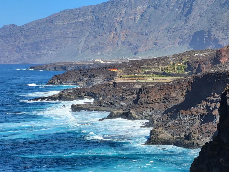 Skalnaté pobřeží ostrova