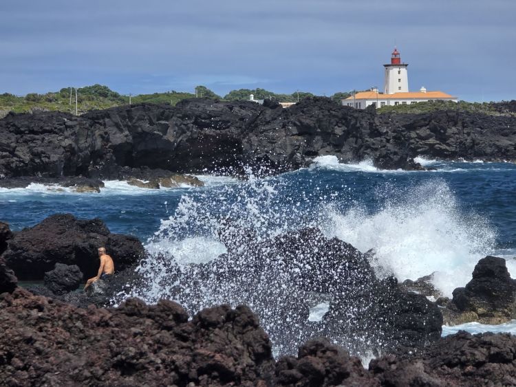 Maják a přírodní bazénky. Ilha do Pico, Azory