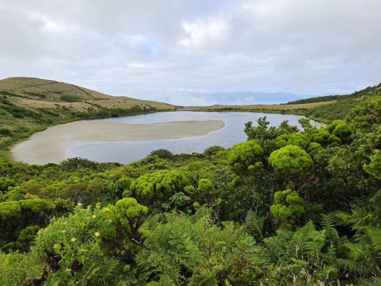 Jezero na náhorní plošině. Ostrov Pico na Azorech
