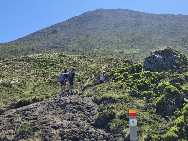 Zpočátku stoupá cesta jen mírně. Hora Pico, Azory