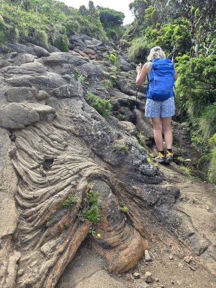 Jde se po sopečném terénu. Pico, Azory