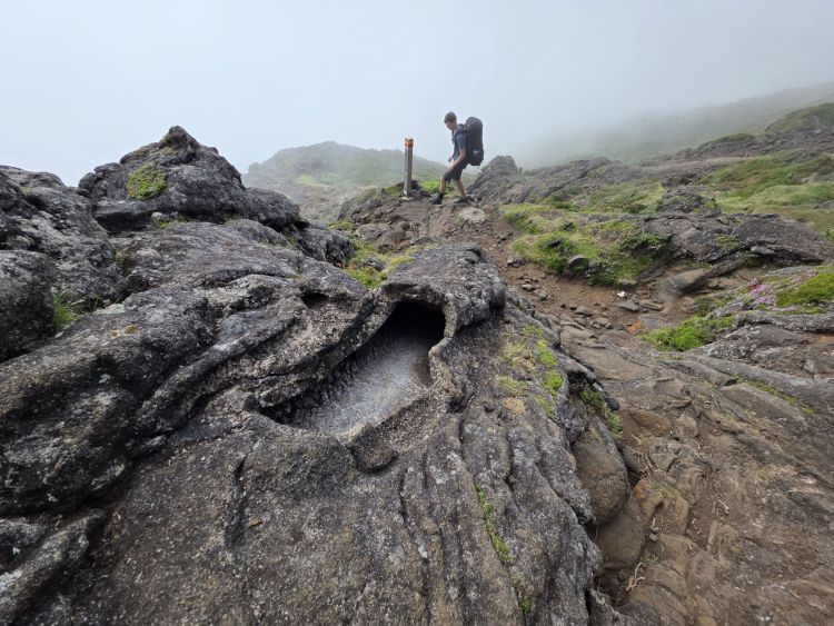 Lávové formace na vrcholu Pico