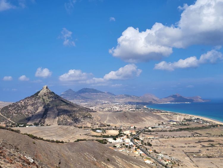 Suchá krajina ostrova Porto Santo