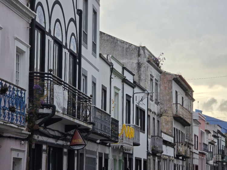 Omšelá krása města Ponta Delgada