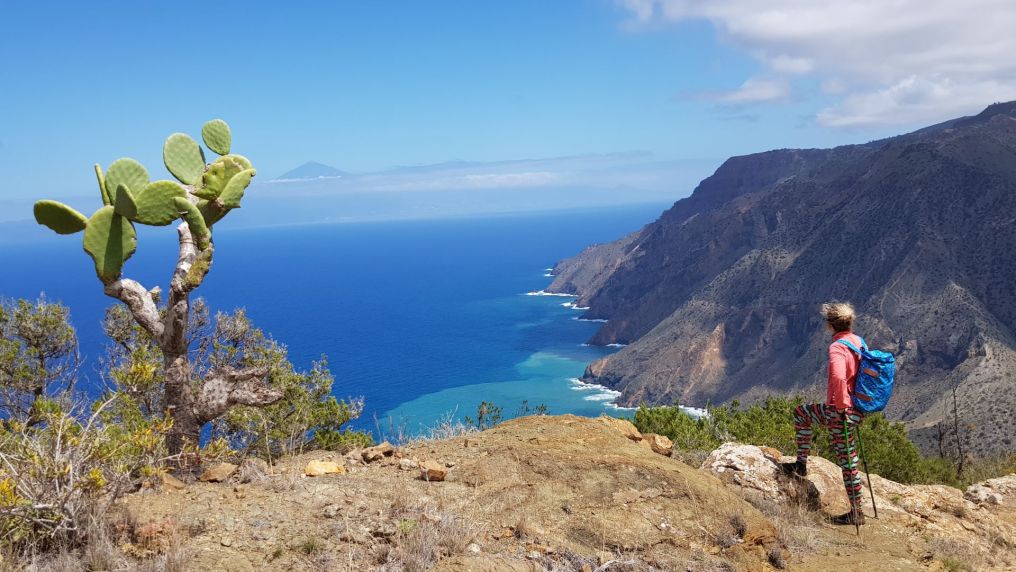 Turistka nad údolím Vallehermoso, La Gomera