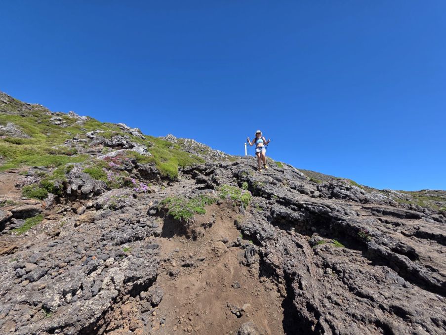 Sestup může být náročný. Pico, Azorské ostrovy