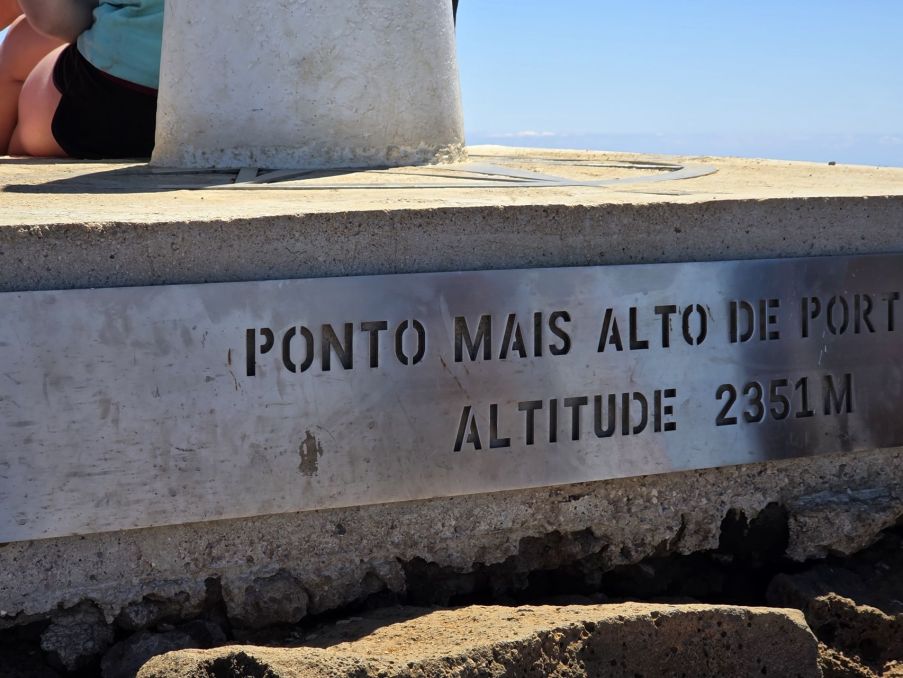 Vrcholová cedule - nejvyšší hora Portugalska