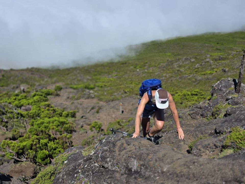 Občas je nutné použít i ruce. Cesta na vrchol Pico