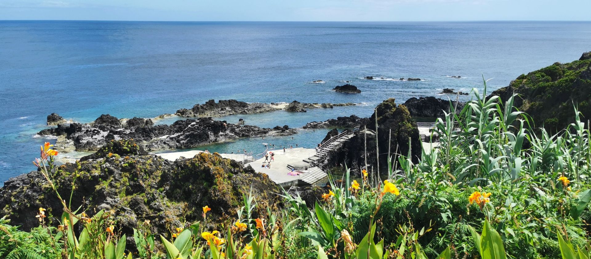 Flores, přírodní bazénky a koupání