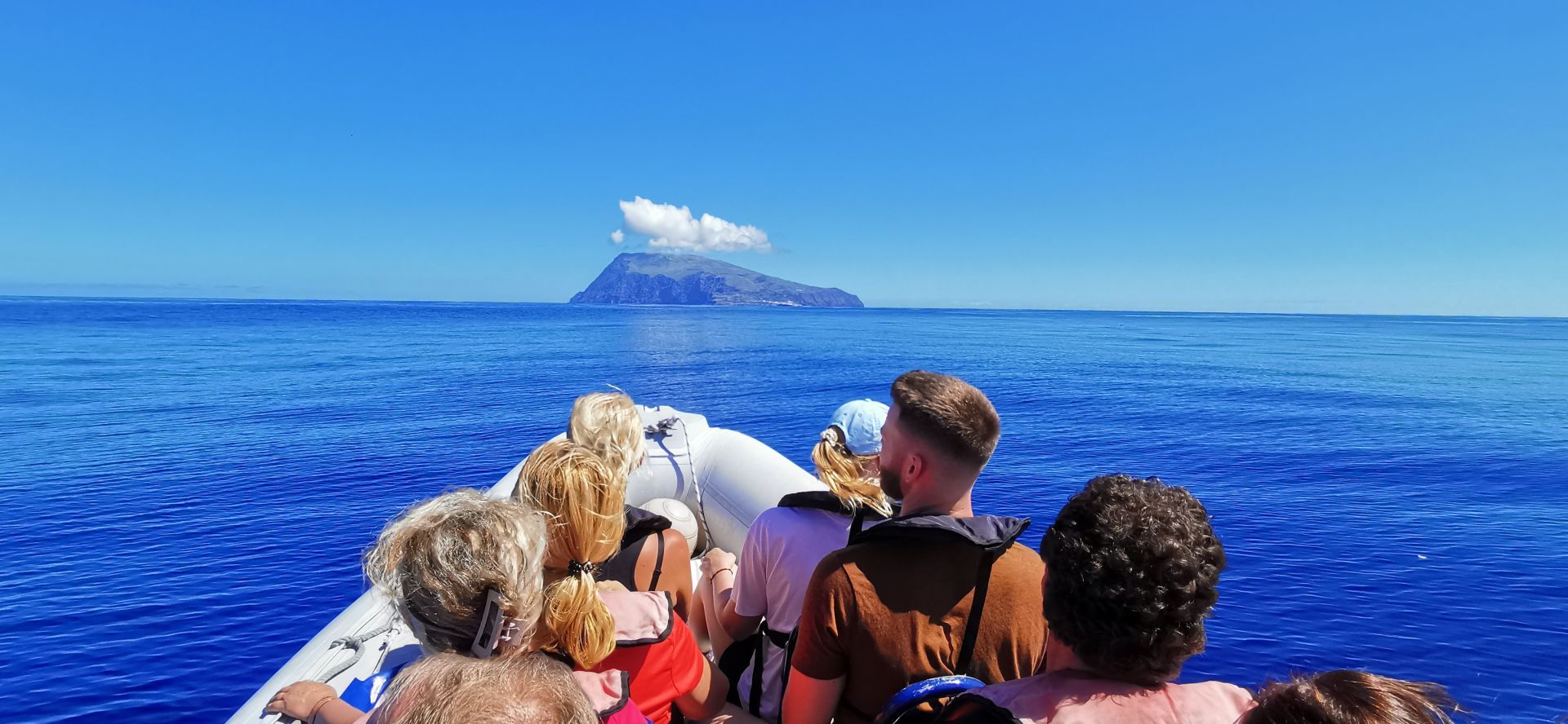 Cesta lodí na ostrov Corvo