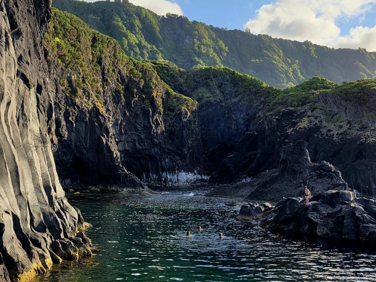 Koupání v Poça Simão Dias, São Jorge
