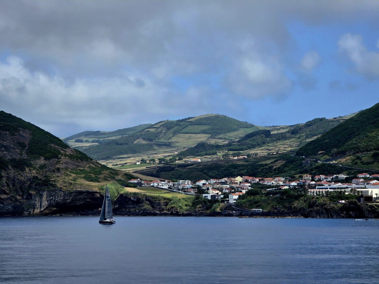 Příjezd trajektem na Sao Jorge, Azory