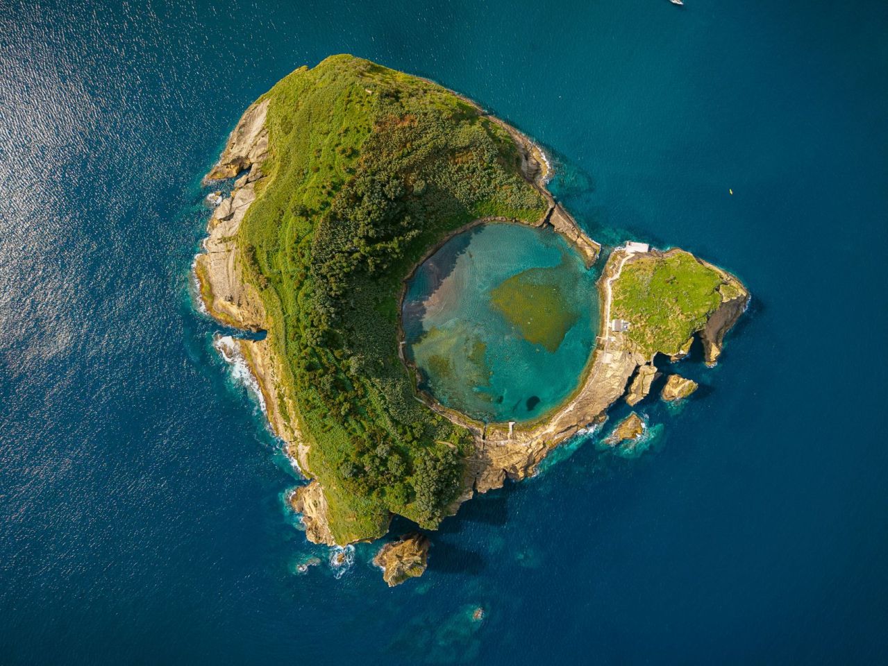 Ostrůvek Ilhéu da Vila Franca na ostrově São Miguel