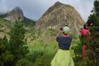 Turisté nad vesnicí La Laja, La Gomera